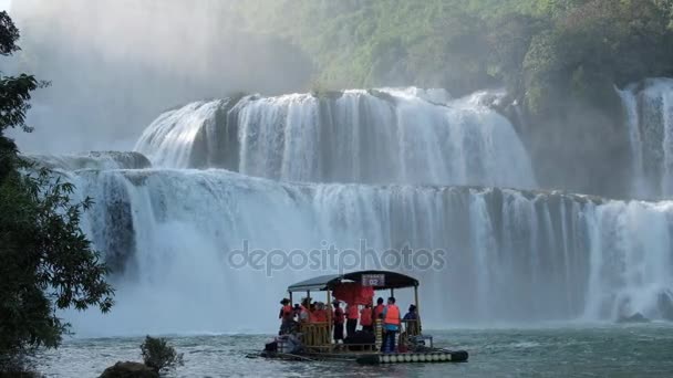 Баньюэ или водопад Бан Джок вдоль вьетнамской и китайской досок . — стоковое видео