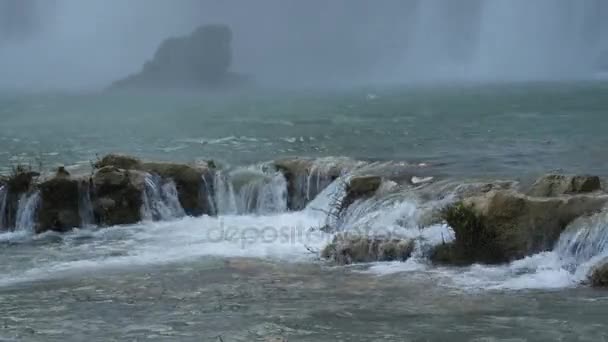 Cascata di Banyue o Ban Gioc lungo il bordo vietnamita e cinese . — Video Stock