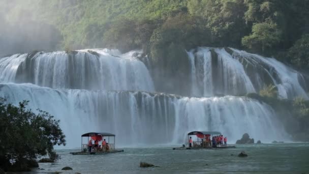 Banyue or Ban Gioc waterfall along Vietnamese and Chinese board. — Stock Video
