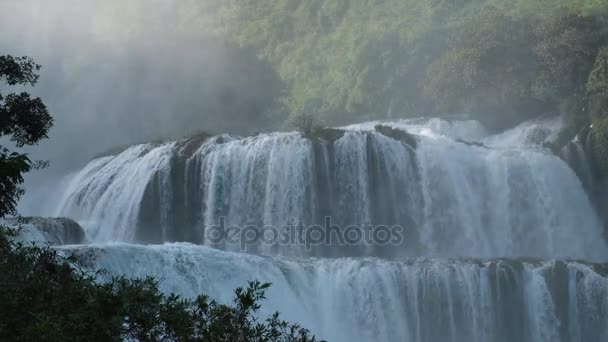 Cascada de Banyue o Ban Gioc a lo largo del tablero vietnamita y chino . — Vídeos de Stock