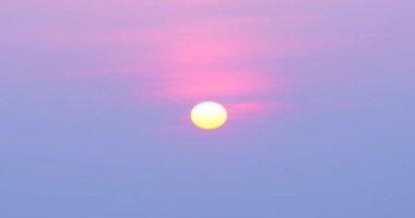 4 k zaman atlamalı. güzel sahne gündoğumu, güneş yuvarlak slowly.in Bac evlat, Lang oğlu il, Vietnam ilerliyor..