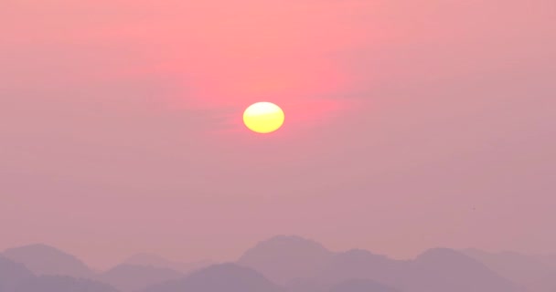 4 k tijd vervallen. prachtig landschap bij zonsopgang, zon beweegt ronde slowly.in Bac zoon, Lang zoon Province, Vietnam. — Stockvideo