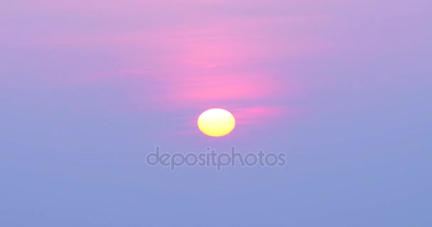 4k lapso de tiempo. hermoso paisaje al amanecer, el sol se mueve alrededor lentamente.in Bac Son, Provincia de Lang Son, Vietnam . — Vídeo de stock