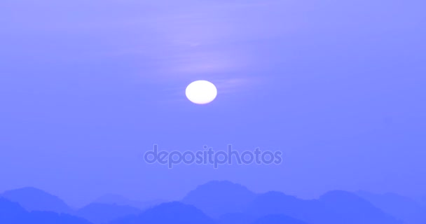 4 k tijd vervallen. prachtig landschap bij zonsopgang, zon beweegt ronde slowly.in Bac zoon, Lang zoon Province, Vietnam. — Stockvideo