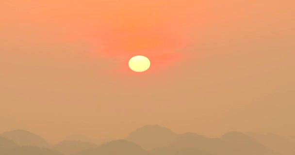 4k Zeitraffer. schöne Landschaft bei Sonnenaufgang, Sonne bewegt sich langsam um.in bac son, lang son Provinz, Vietnam. — Stockvideo