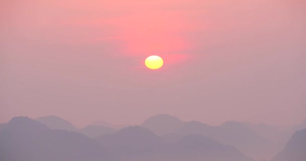 4 k zaman atlamalı. güzel sahne gündoğumu, güneş yuvarlak slowly.in Bac evlat, Lang oğlu il, Vietnam ilerliyor.. — Stok video