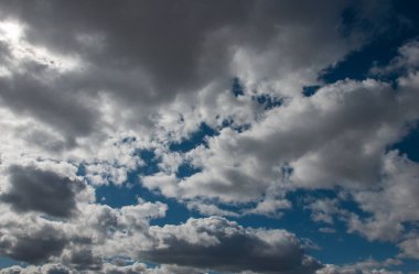 Bahar gökyüzünde güzel bulut