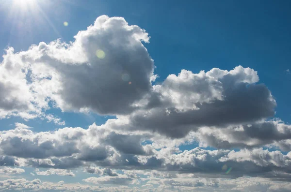 Pequeña Nube Cielo Azul — Foto de Stock
