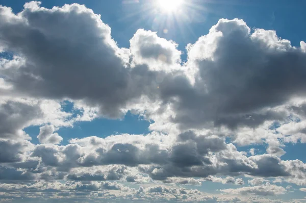 Pequeña Nube Cielo Azul — Foto de Stock