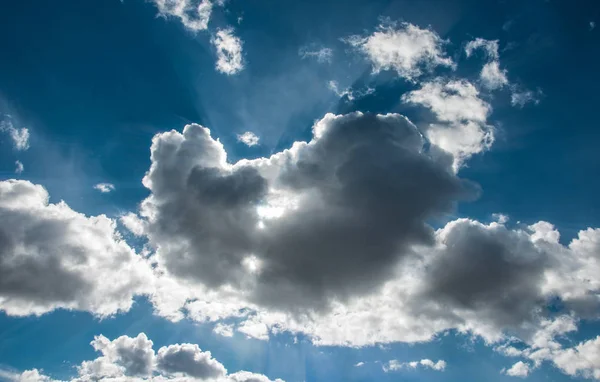 Pequeña Nube Cielo Azul — Foto de Stock