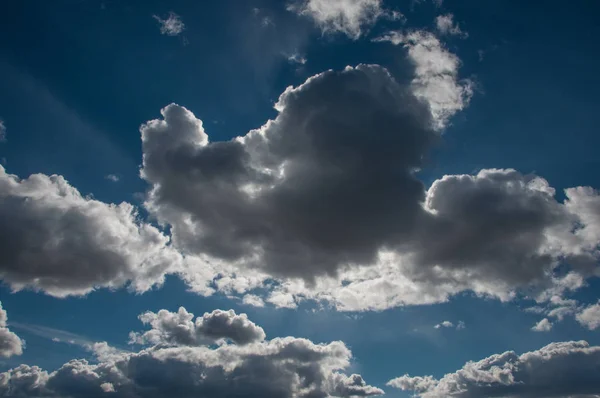 Pequeña Nube Cielo Azul — Foto de Stock