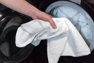 Elini bir çamaşır makinesine Çamaşırhane