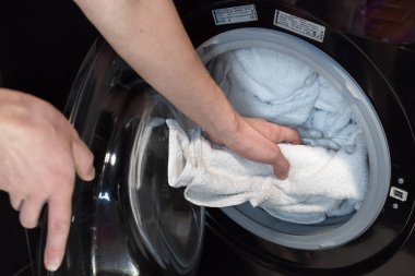 Elini bir çamaşır makinesine Çamaşırhane