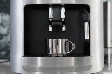 Çelik kupa kahve makinesinde standları