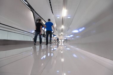 Mevsimlik insanlar üzerinde uzun beyaz bir koridor öne