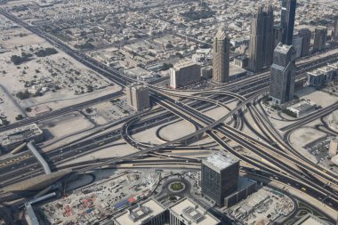 Çevre yolu evler ve Dubai şehir içinde gökdelenler arasında