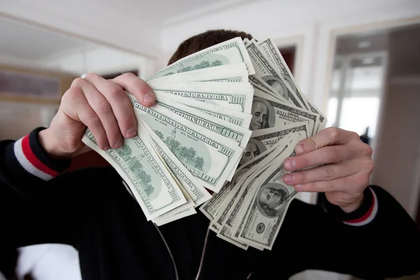 Kamera önünde dolar bir çok zengin bir adam tutar