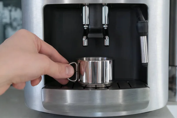 Bir fincan espresso kahve makinesi alır