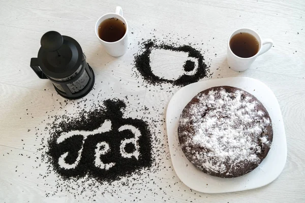 Yazıt ve dökülen Çay yaprağı, iki bardak fincan resmi
