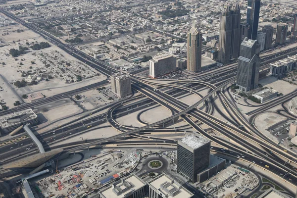Çevre yolu evler ve Dubai şehir içinde gökdelenler arasında