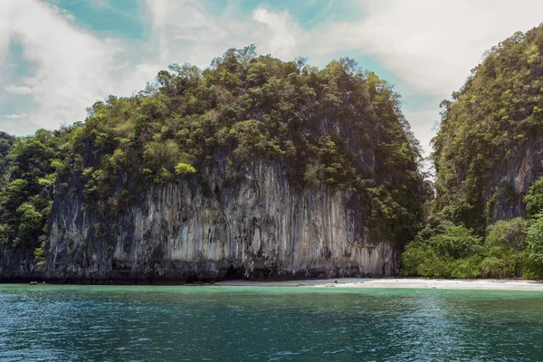 The island of Thailand overgrown with greenery in the blue sea against the sky with clouds — Stock Photo, Image