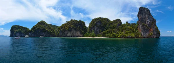 Den ön i Thailand bevuxen med grönska i det blå havet mot — Stockfoto