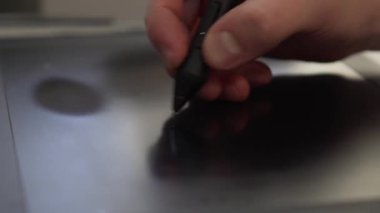 Kalemi tablete çizer 