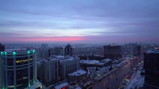 Noite vista da cidade sobre o fundo do pôr do sol — Vídeo de Stock