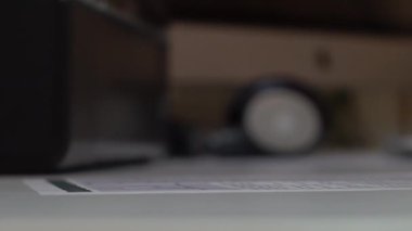 Bir elinde bir gömlek bir belge imzaladı ve bir mühür koyar