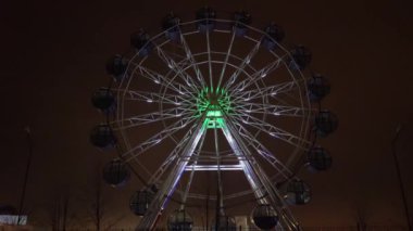 Dönme dolap iplik ve yanıp sönen ışıklar kapalı sonra renkli ışıklar gece,