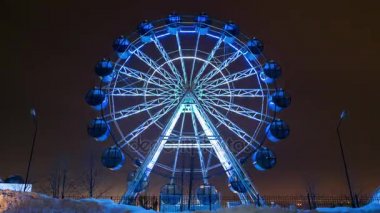 Dönme dolap iplik ve renkli ışıklar yanıp sönüyor 