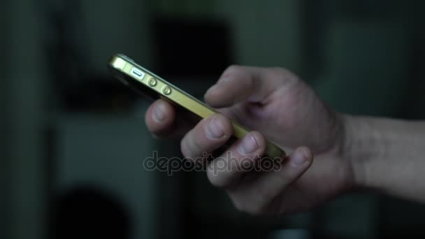 La mano di un uomo scrive qualcosa e sfoglia le pagine in uno smartphone . — Video Stock