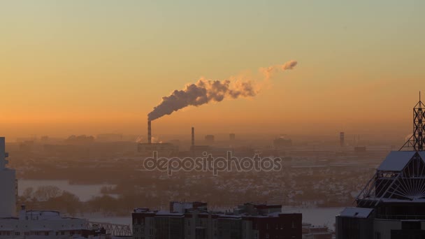 Central eléctrica de CHP al atardecer — Vídeo de stock