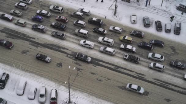 Voitures roulent le long de la route en hiver — Video