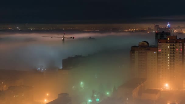Nevoeiro sobre a estrada na cidade noturna . — Vídeo de Stock
