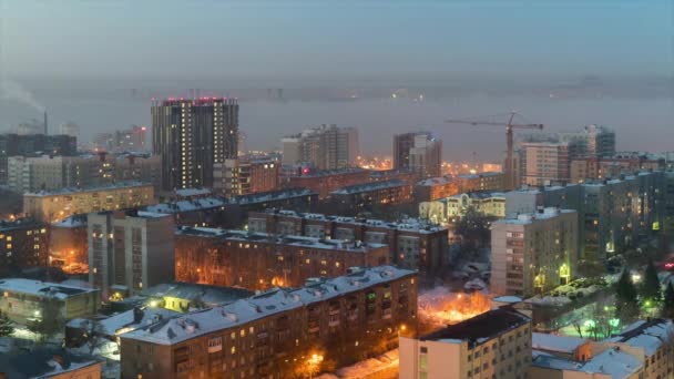 Mlha nad městem. Z noci na den — Stock video