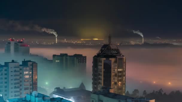 Niebla sobre la carretera en la ciudad nocturna . — Vídeo de stock