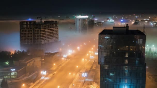 Mgła nad drogą w nocy miasto. — Wideo stockowe
