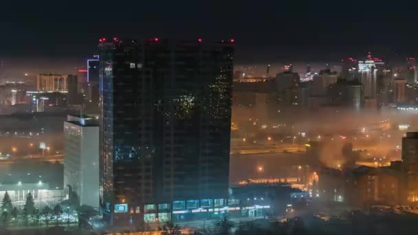 Niebla sobre la ciudad nocturna . — Vídeo de stock