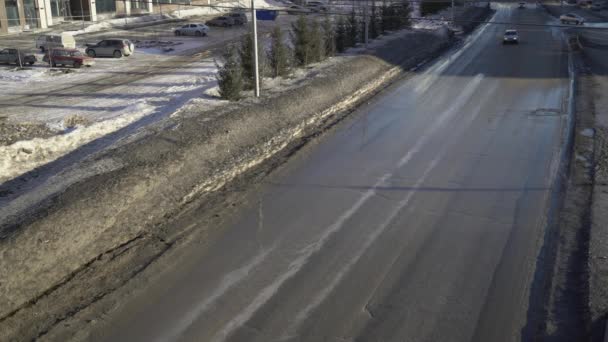 Os carros dirigem através da estrada enlameada e poças na primavera. Rússia, Novosibirsk, Ippodromskaya st. 2017 marcha 18 — Vídeo de Stock