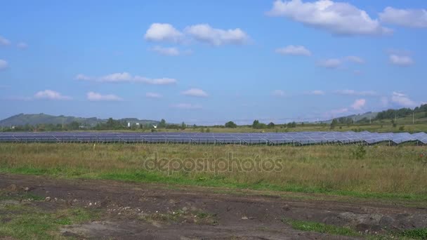 Painéis solares em um campo verde — Vídeo de Stock