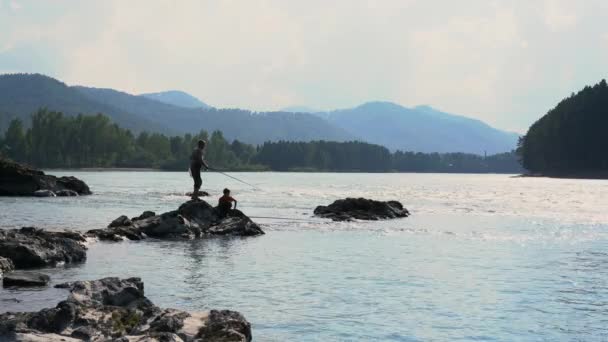 Ein breiter Fluss vor dem Hintergrund von Bergen und Himmel mit Wolken. Zeitraffer. — Stockvideo