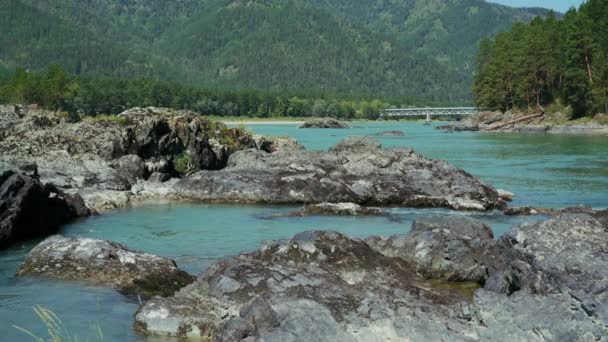 Река бирюза, протекающая между скалами — стоковое видео