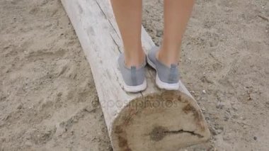 Kadın ayakları ayakkabı kumun üzerinde yalan bir günlük yürüyüş