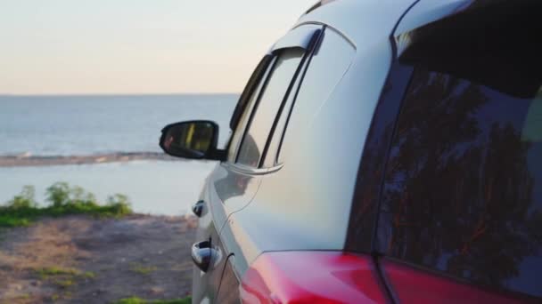 Auto kant op de achtergrond van de kust — Stockvideo