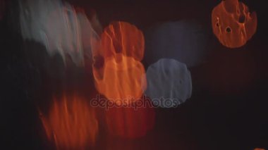 Pencere ve parlama ışık arka plan üzerinde yağmur damlaları. 