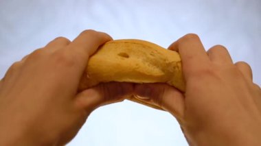 Bir somun yarısında kırdı