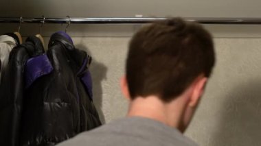 Adam asmak ceketler ve ceketler bir askı üzerinde aşağı