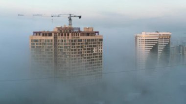 Zaman-tur, sis ortasında üç yüksek binalar. Rusya, Novosibirsk, Kirova st., 2017-10-06