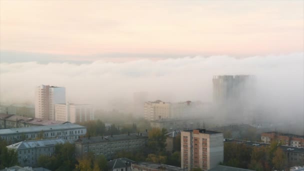 Час перетинається, ранковий туман з річки покриває місто . — стокове відео